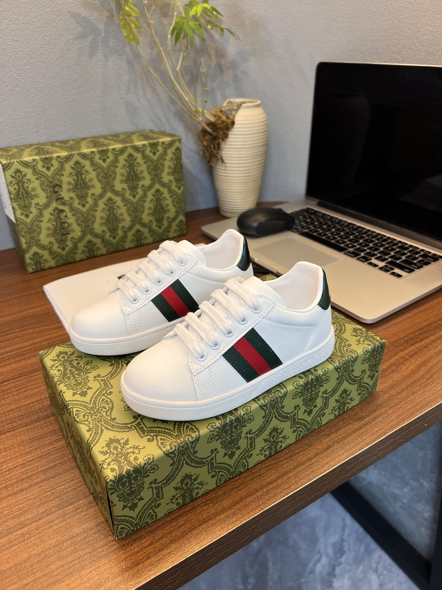 Children's shoes child